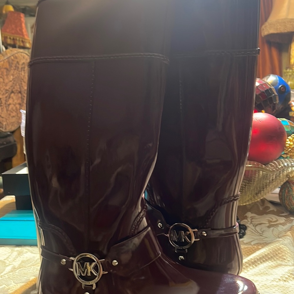 rain boots size 8  Burgundy in color very nice